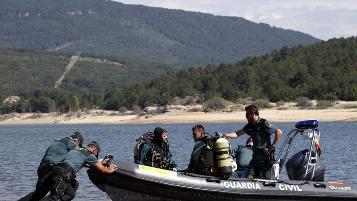 Búsqueda del bañista desaparecido en el embalse.