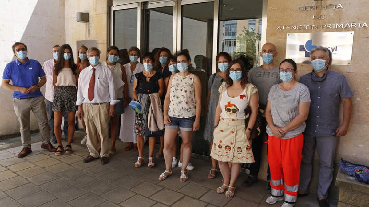 Profesionales de Atención Primaria y de la Universidad de León que participan en los estudios del Covid-19 delante de la Gerencia de Atención Primaria. FERNANDO OTERO