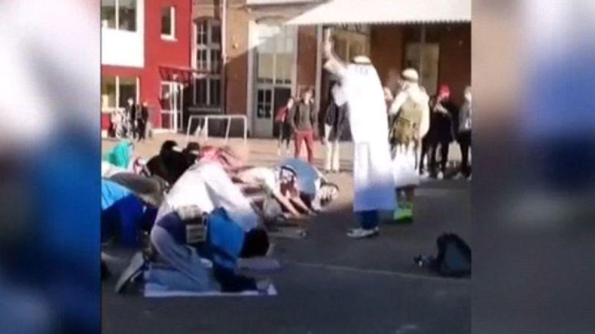 Polémica en Bélgica por el vídeo de niños con disfraz de musulmán con explosivos.