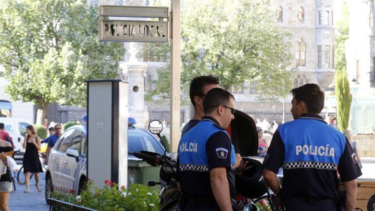 Agentes de la policía local de León