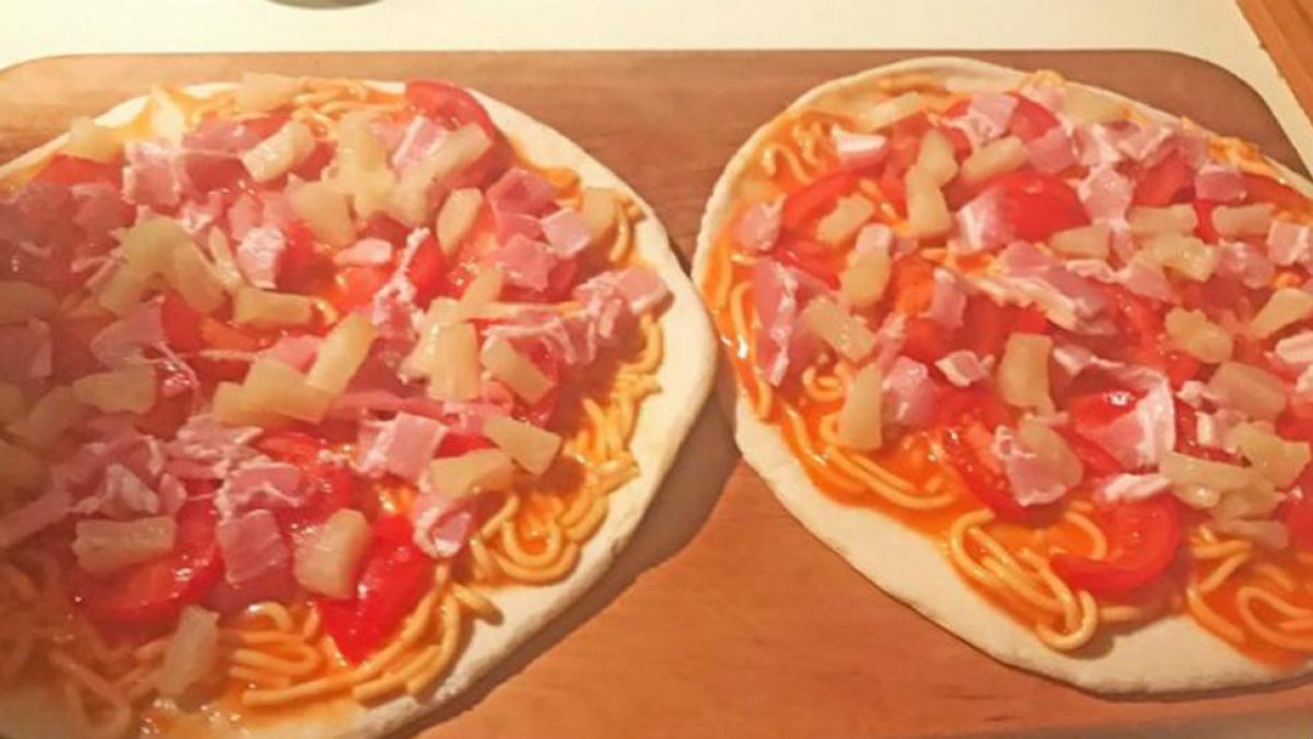 Las dos pizzas con espaguetis finos del primer ministro English.