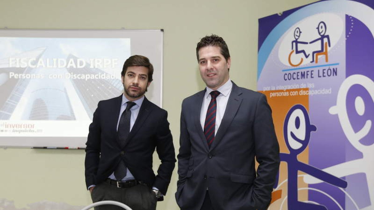 Los consultores financieros Eduardo Cascallana Sáinz y Marco Crespo ofrecieron ayer una charla sobre el IRPF ayer en Cocemfe. JESÚS F.S.