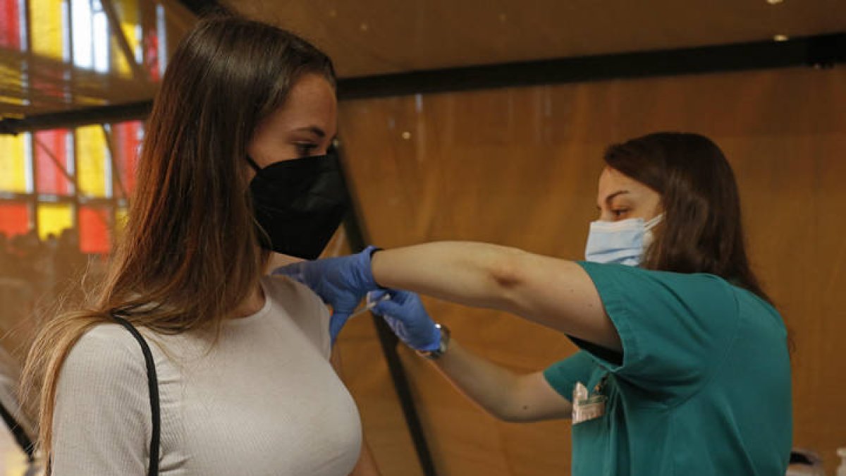 Vacunación contra la Covid-19 en el Palacio de Exposiciones. F. OTERO PERANDONES