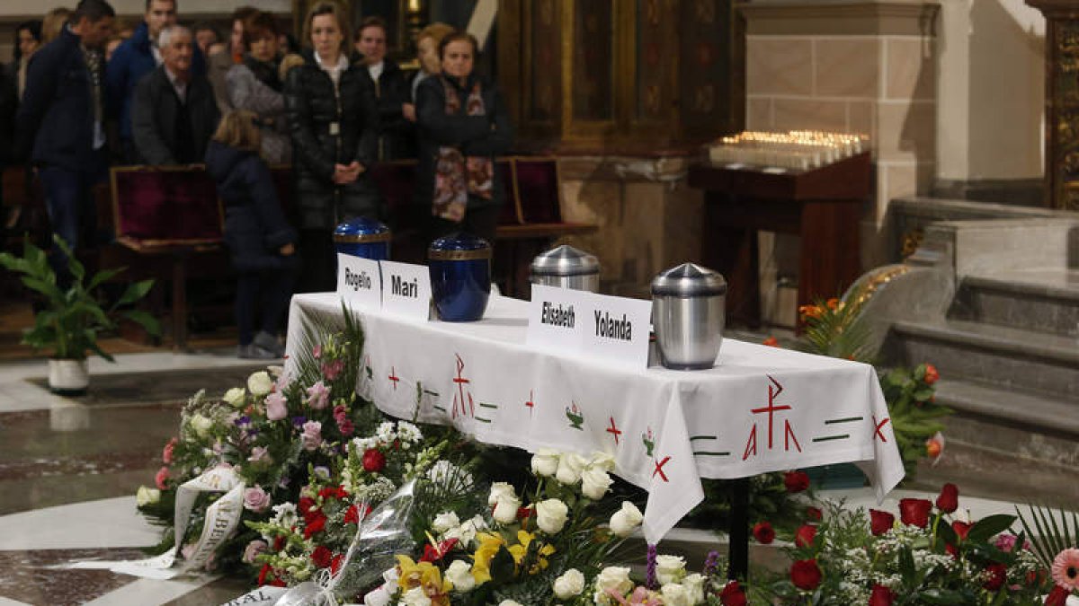 Las urnas con las cenizas de los cuatro fallecidos presidieron el funeral.