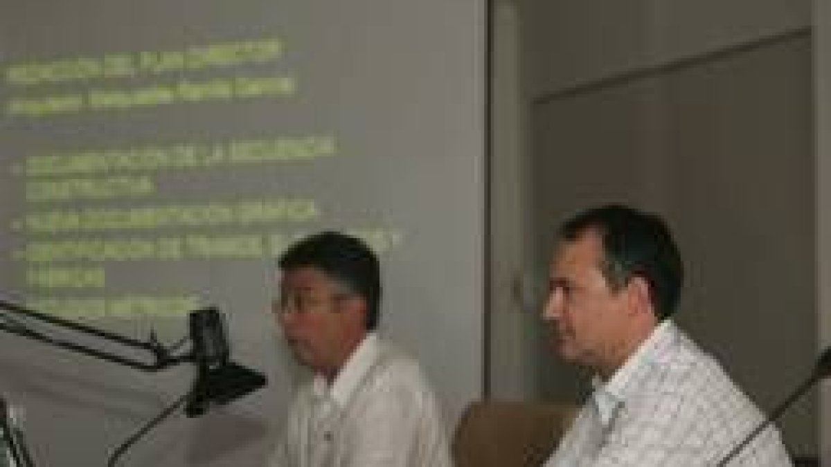 José Avelino Gutiérrez González y Melquíades Ranilla durante su presentación en el congreso romano