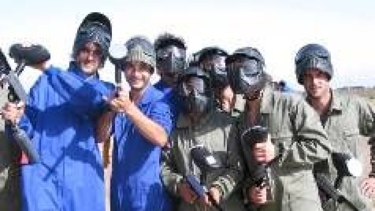 Varios de los componentes de distintos equipos tras finalizar una partida paintball