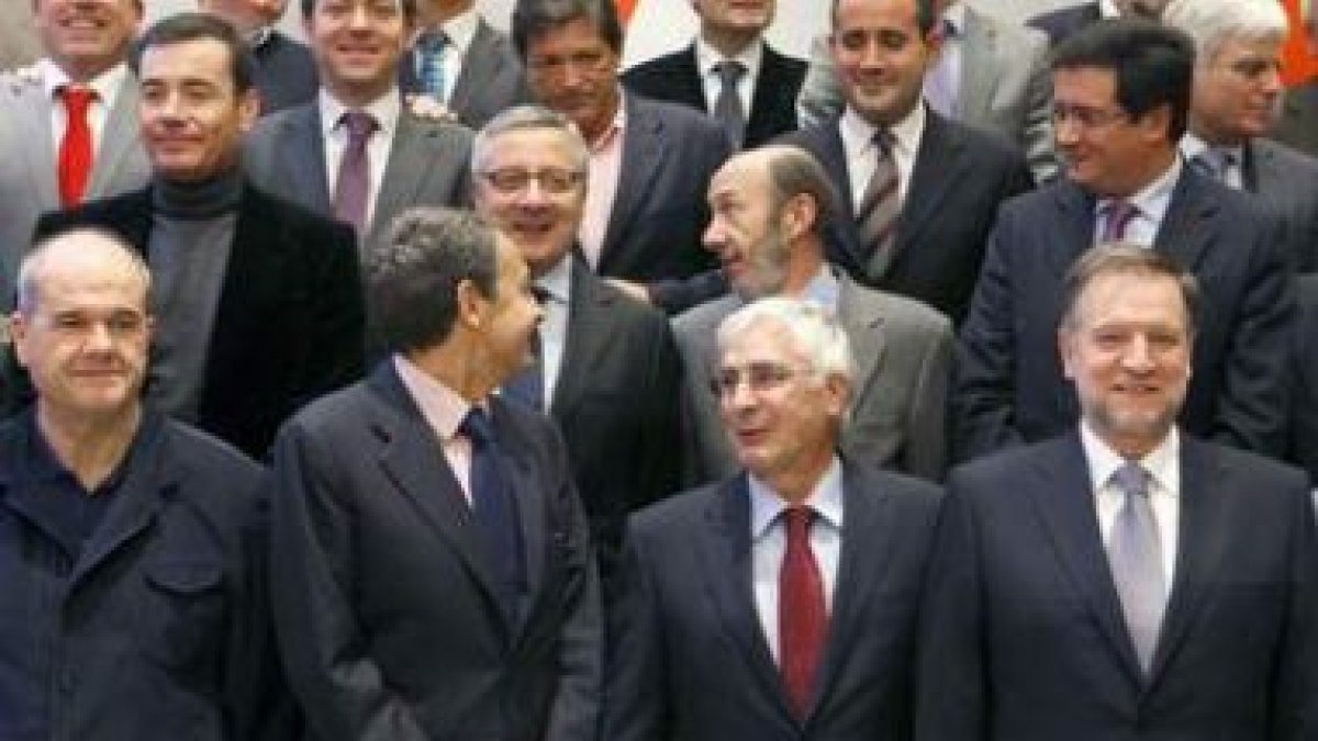 Chaves, Zapatero, Barreda e Iglesias, con Gómez, Blanco, Rubalcaba y López detrás.