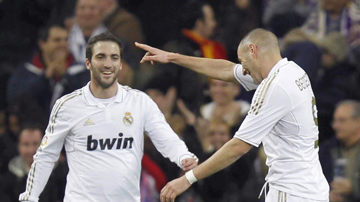 Benzema celebra con su compañero Higuaín la consecución de un gol.