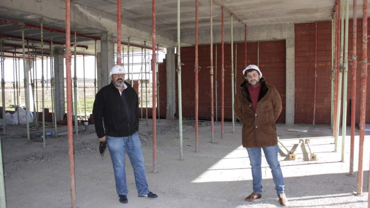 Javier Padierna y Javier Santiago en la visita a las obras del Centro de Día. CAMPOS