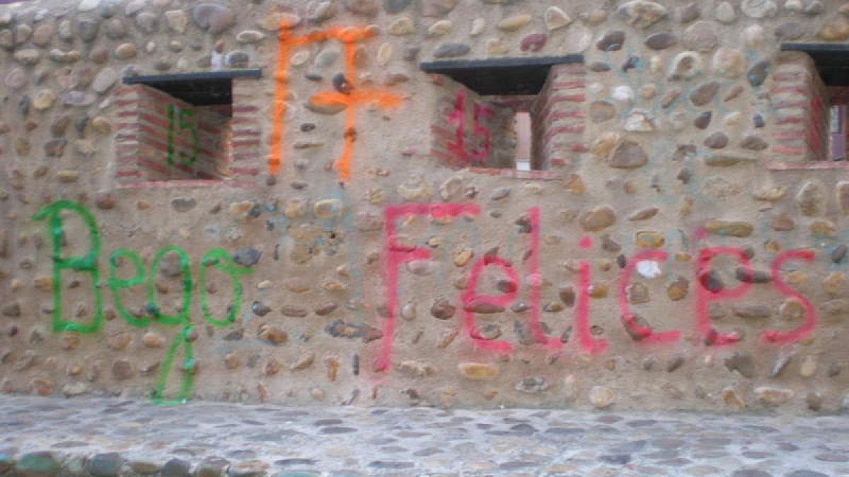 Detalle de uno de los muchos grafitis que ensucian la muralla y las cercas de León.