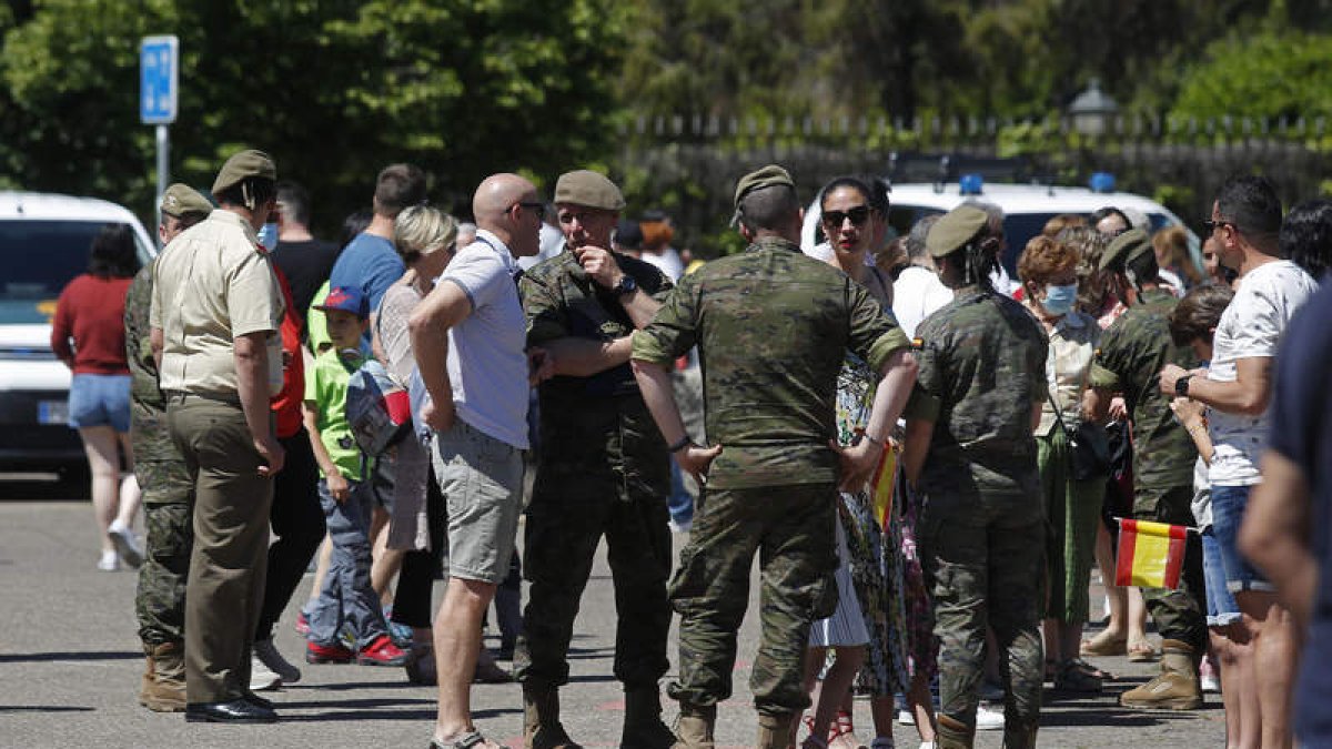 Varios pequeños se vistieron con el traje militar. F.0.