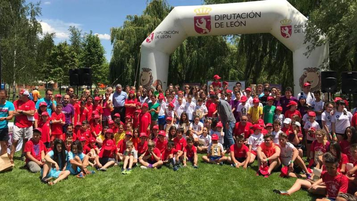 Imagen de familia de todos los niños participantes tras la entrega de trofeos. DL