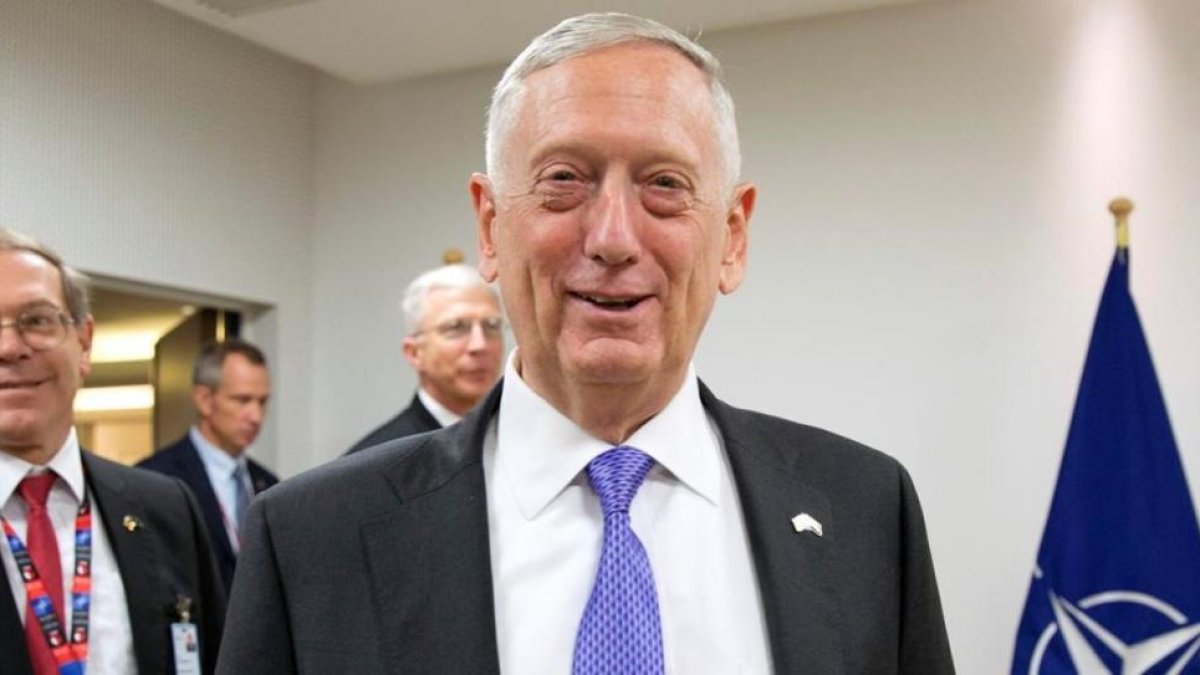 El secretario de Defensa de EEUU, James Mattis, a su llegada a la sede de la OTAN en Bruselas.