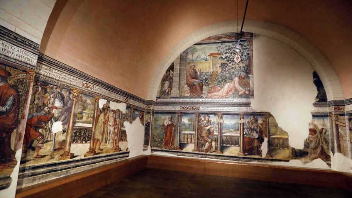 La Cámara del Tesoro, tras la restauración de las pinturas del Siglo de Oro arrancadas por Menéndez Pidal, albergará menos piezas que antes de la reforma. MARCIANO PÉREZ