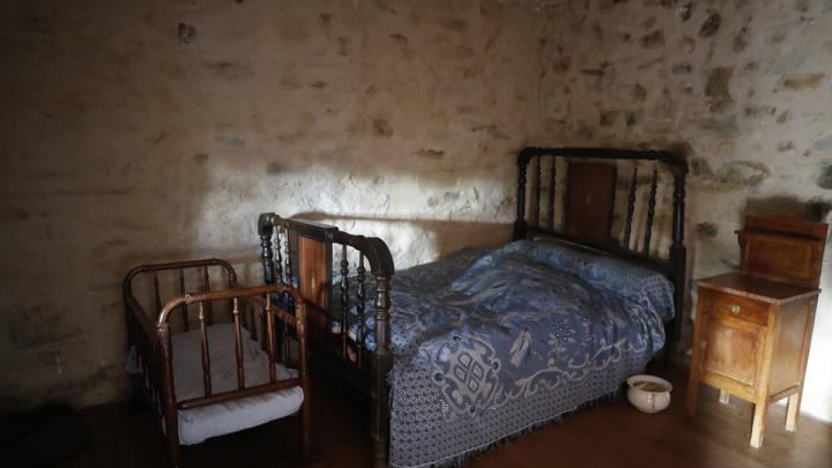 Una de las alcobas de ‘la casina’, con cama, cuna y orinal. RAMIRO