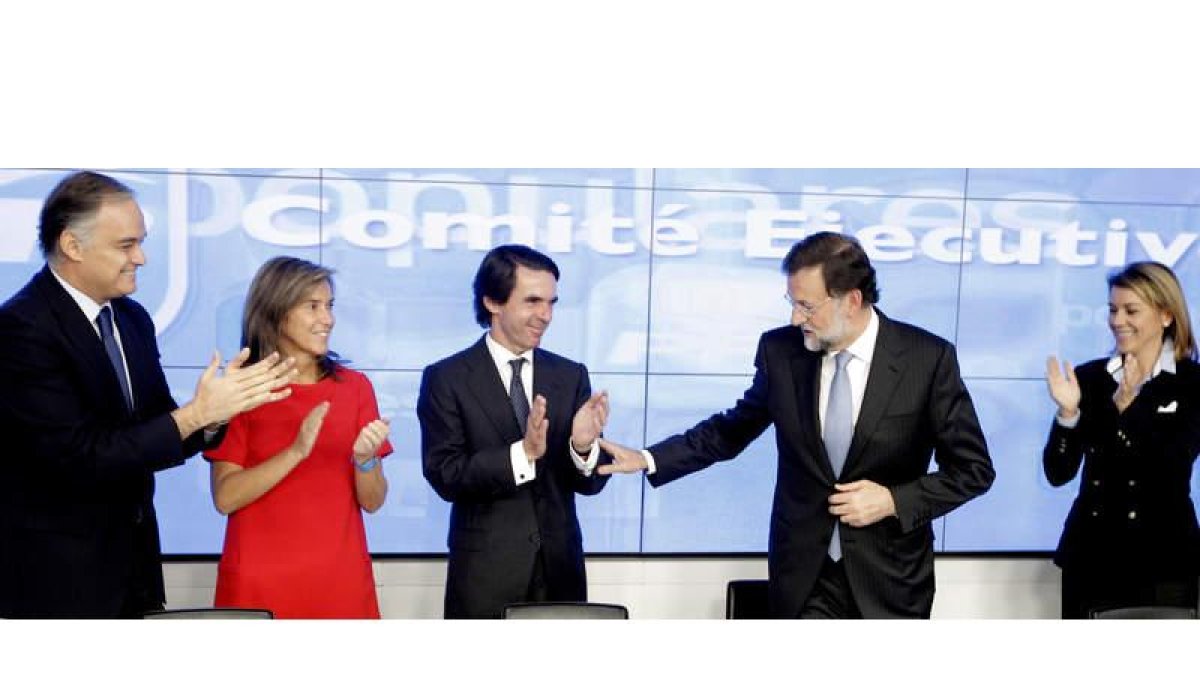 González Pons, Ana Mato, José María Aznar y María Dolores de Cospedal aplauden a Mariano Rajoy al comienzo del Comité Ejecutivo Nacional del PP.