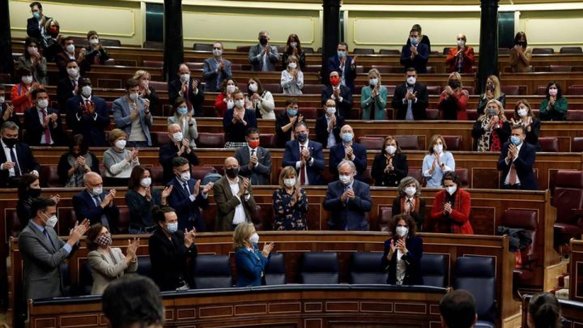 La ministra de Hacienda, María Jesús Montero, aplaudida en el Congreso este jueves en el que la Cámara Baja ha aprobado con amplia mayoría el proyecto de Ley de Presupuestos Generales del Estado de 2021. MARISCAL