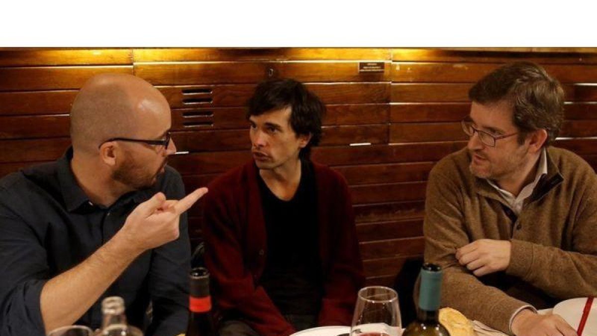 Nacho Álvarez (Podemos), a la izquierda, conversa con Ignacio Urquizu (PSOE), a la derecha, en presencia del Profesor de Filosofía del Derecho Borja Barragué (en el centro).