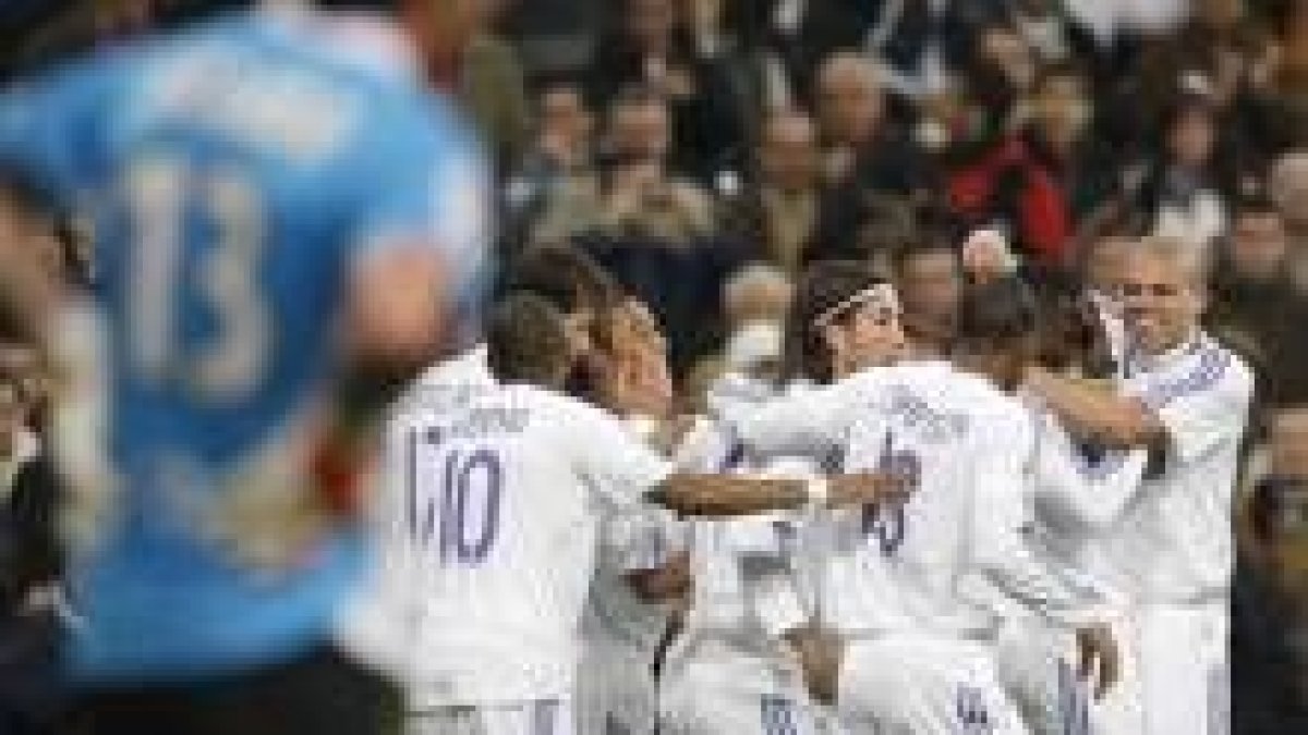 Los jugadores madridistas celebran el primer tanto del encuentro, conseguido por Van Nistelrooy
