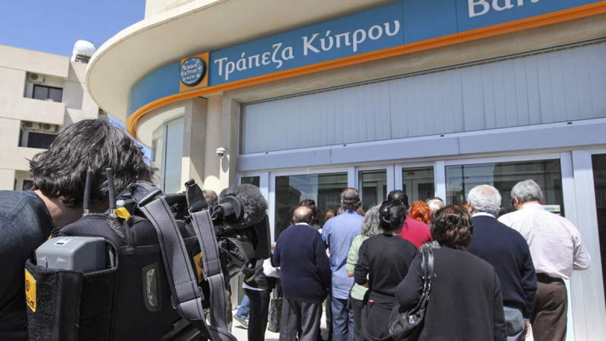 Chipriotas aguardan la apertura de una sucursal del Banco de Chipre, en Nicosia.