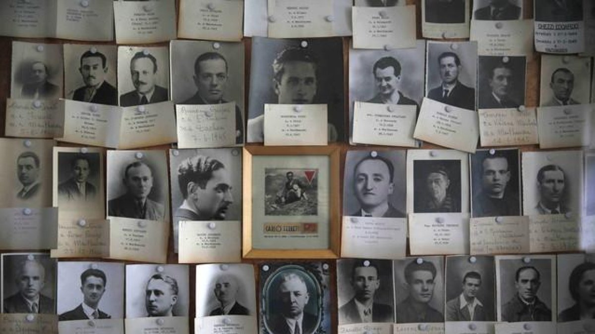 Retratos de algunos de los muertos en el museo del campo de exterminio nazi de Mauthausen.