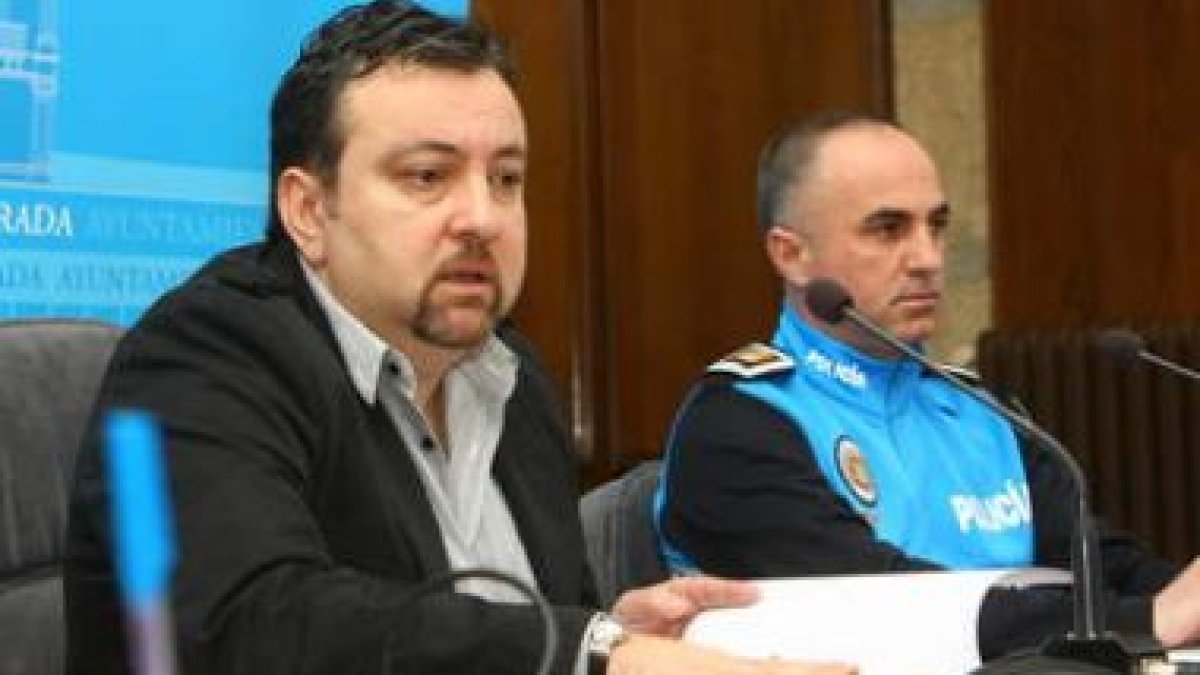 Tino Morán y Arturo Pereira, ayer durante la rueda de prensa en el Ayuntamiento.