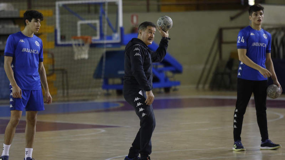 Manolo Cadenas en un entrenamiento de esta temporada del Ademar. FERNANDO OTERO