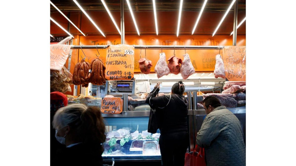 Consumidores compran el día 24 en un mercado para hacer la cena de Nochebuena. JOSÉ MÉNDEZ