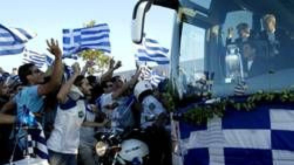 Más de trescientos mil aficionados griegos recibieron a su selección a su llegada a Atenas