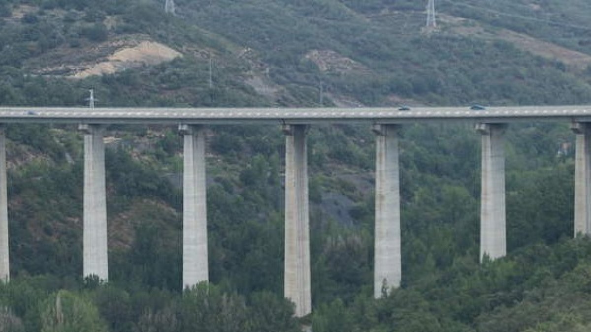 Vista general del viaducto de Tremor en la autovía del Noroeste realizada ayer, y que esta semana ha sido objeto de varias pruebas por parte de los técnicos. L. DE LA MATA