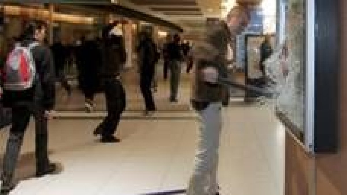 Grupos de incontrolados destrozaron las instalaciones del metro