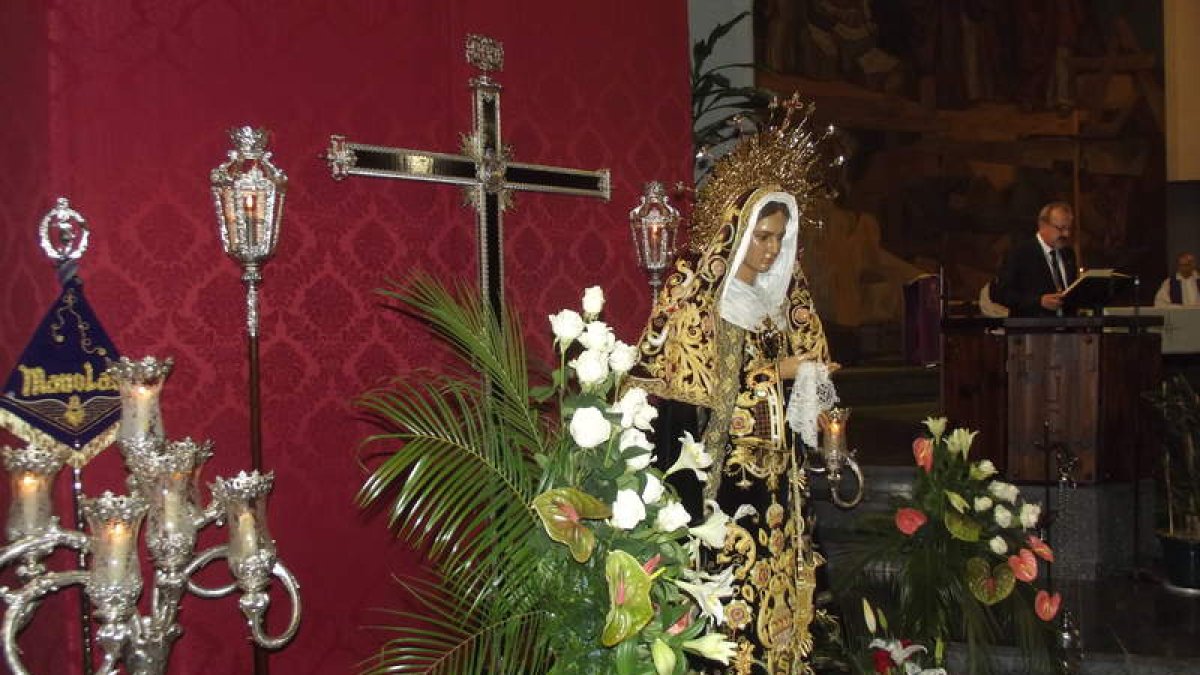 La Virgen de la Soledad, durante el besamanos de ayer.