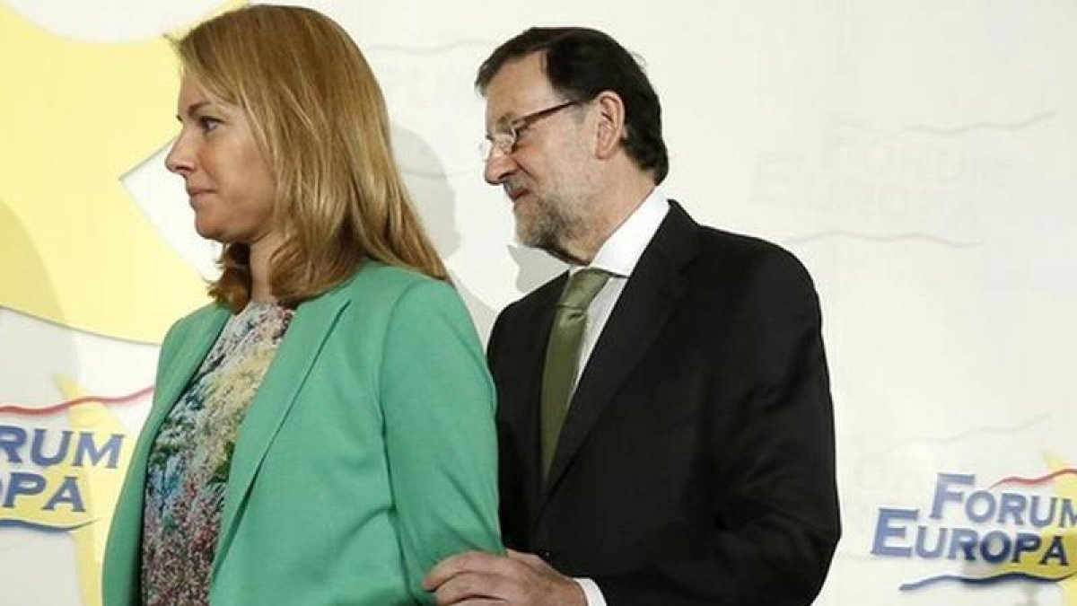 La presidenta popular del País Vasco, Arantza Quiroga, junto al presidente del Gobierno español, Mariano Rajoy, en un acto del Forum Europa celebrado en junio del 2013.