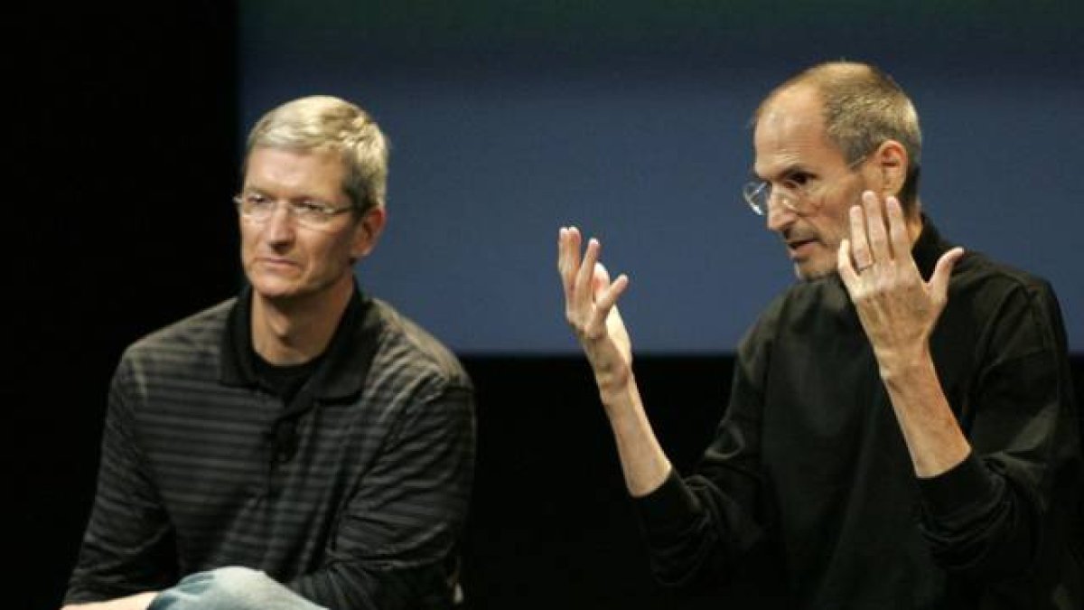 Tim Cook (izquerda), junto a un ya enfermo Steve Jobs, durante una rueda de prensa, en julio del 2010 en la sede de Apple en Cupertino.