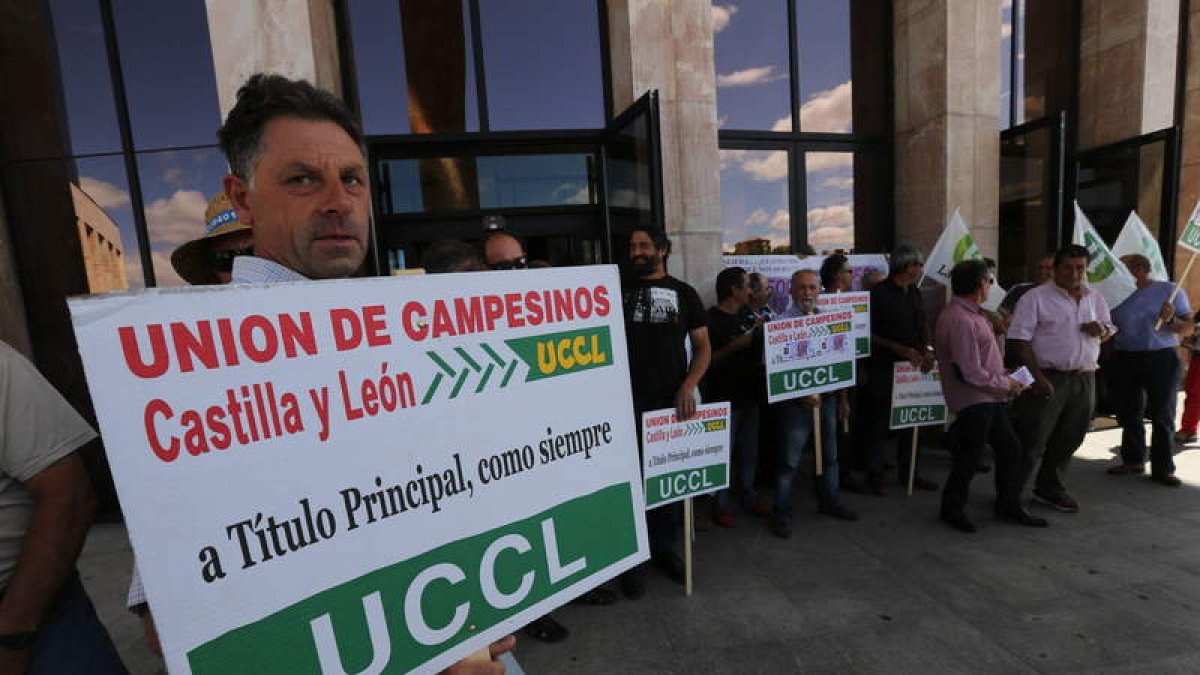 Integrantes de la Unión de Campesinos de León ayer en la Delegación Territorial