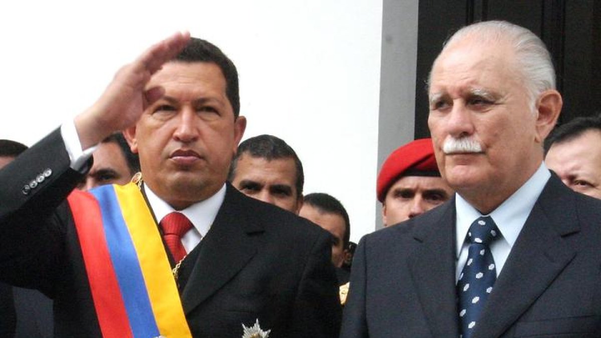 El Presidente Venezolano, Hugo Chávez (izq) saluda junto al Vicepresidente, José Vicente Rangel. NELSON CASTRO