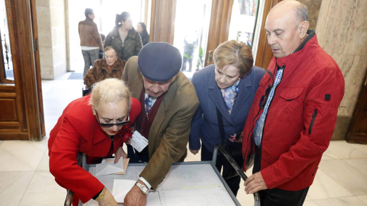 Un hombre, con sus votos ya elegidos en León. FERNANDO OTERO