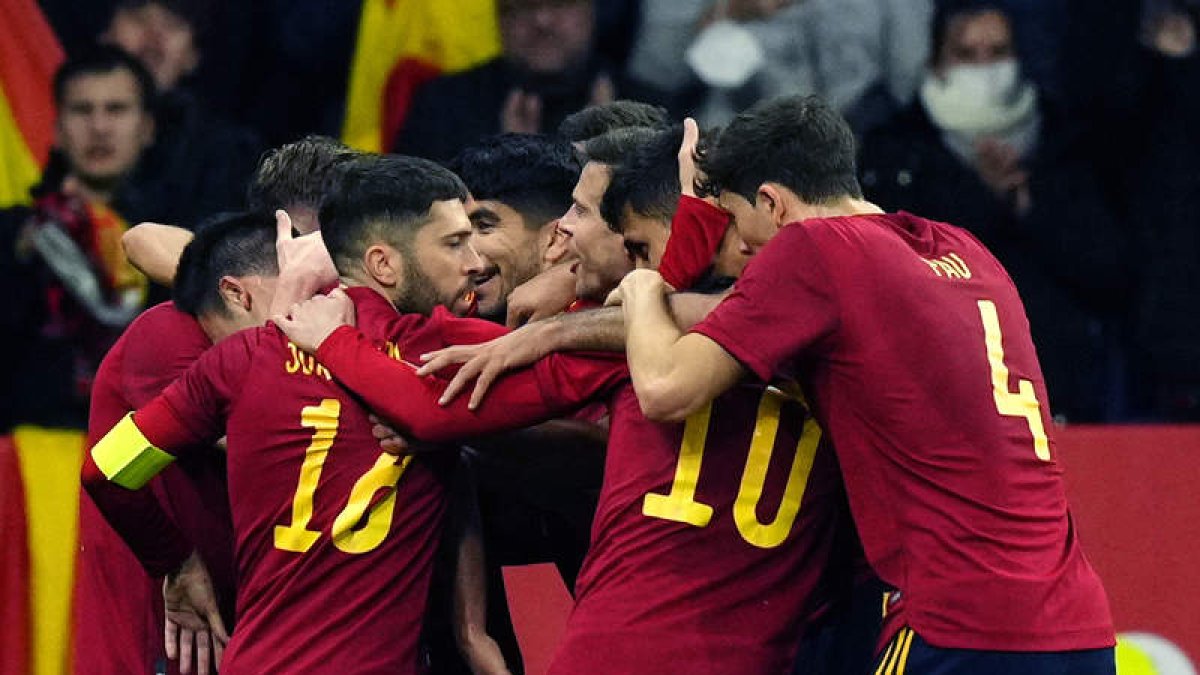 La selección española de fútbol logró imponerse a Albania en la recta final del partido gracias a un gol de Dani Olmo. ENRIC FONTCUBERTA