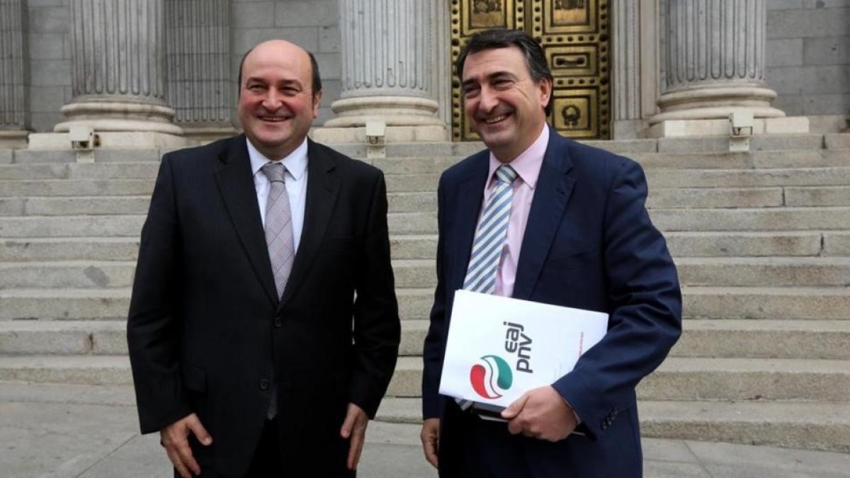 El presidente del PNV, Andoni Ortuzar, y el portavoz del grupo nacionalista vasco en el Congreso, Aitor Esteban, a las puertas de la Cámara baja.