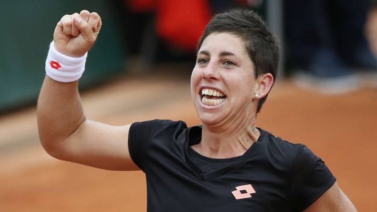 Carla Suárez celebra su triunfo ante Ajla Tomljanivic y su pase a cuartos de Roland Garros.