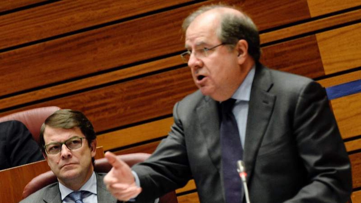 Herrera en una de sus intervenciones ayer en el Pleno, detrás Fernández Mañueco. NACHO GALLEGO