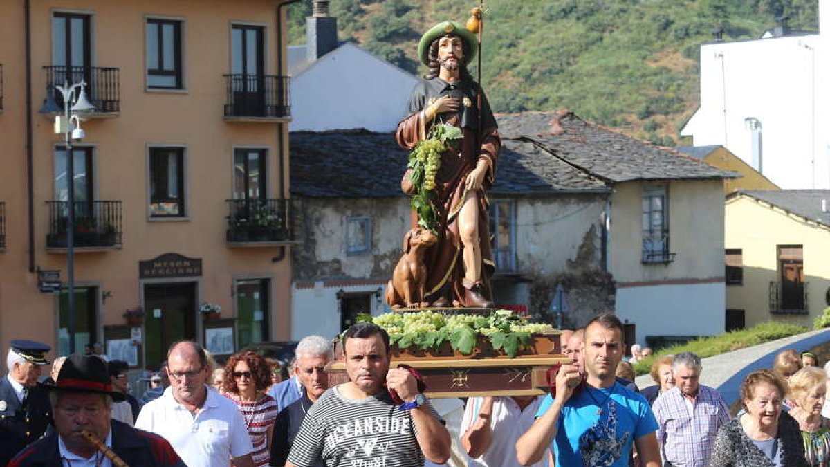 San Roque fue sacado en procesión por las calles de Ponferrada y al final se repartieron las uvas. L. DE LA MATA