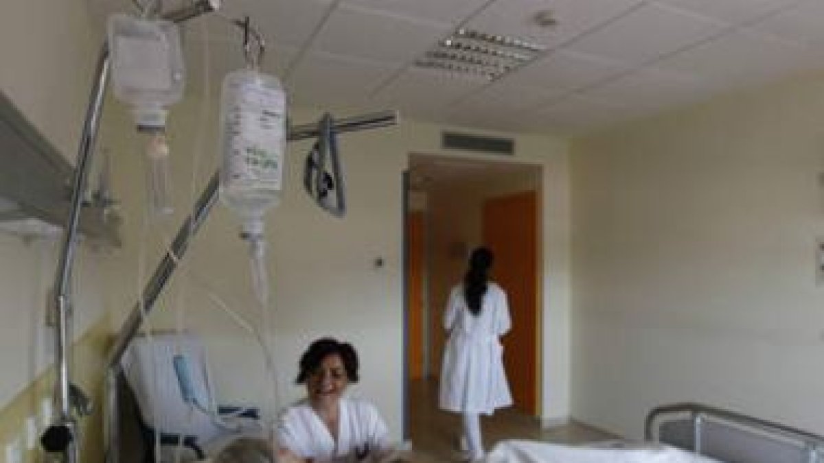 Médicos y enfermeras atienden a los pacientes geriátricos en las nuevas dependencias del hospital.
