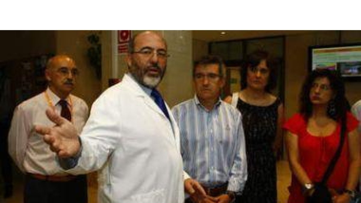 El gerente del Hospital San Juan de Dios, Ramón Castejón. Francisco Fernández,María Rodríguez y Tere