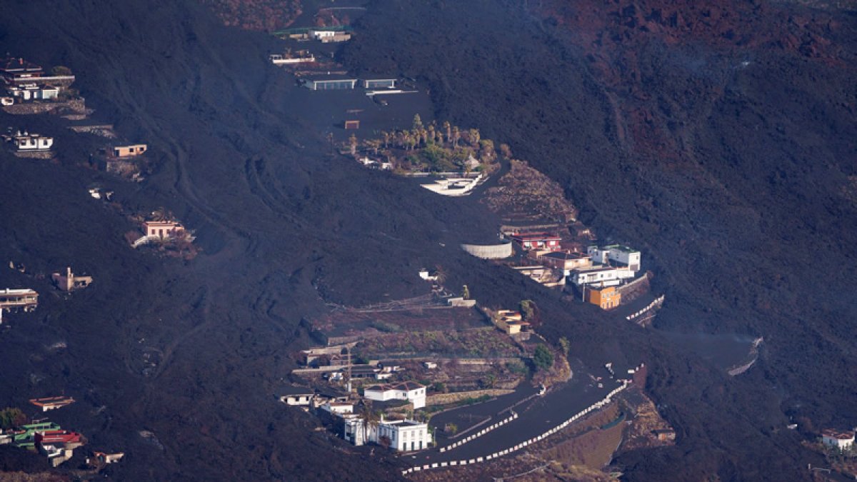 Vista desde un helicóptero del volcán de la isla de La Palma. EFE/ RAMÓN DE LA ROCHA POOL