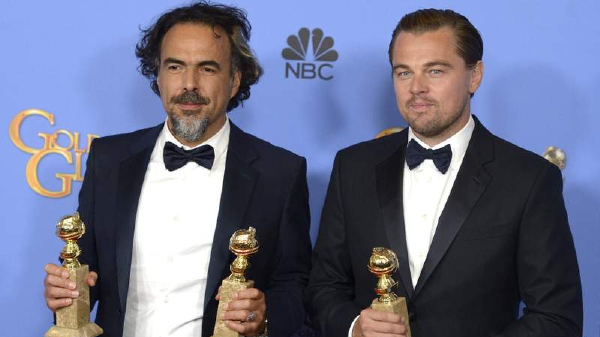 González Iñarritu y Leonardo DiCaprio posan con sus premios a mejor director, mejor película dramática y mejor actor de drama.