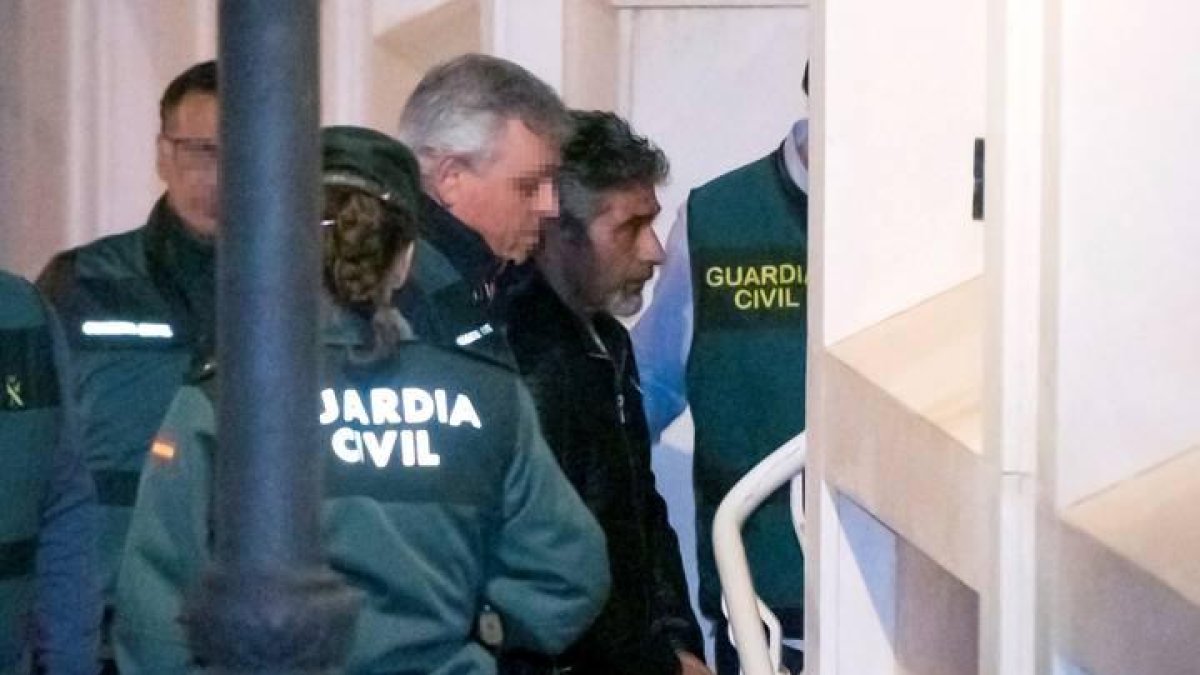 El asesino confeso de la joven zamorana de 26 años Laura Luelmo, Bernardo Montoya (c), a su llegada a los juzgados de Valverde del Camino (Huelva).
