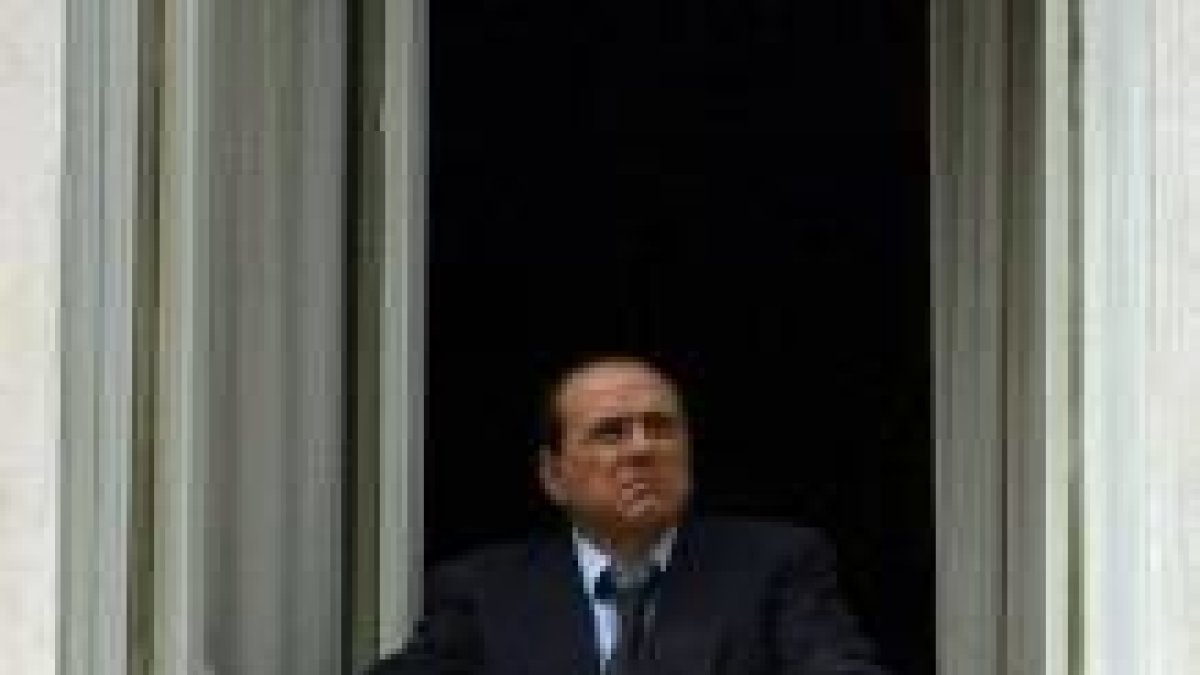 Berlusconi, en el balcón del palacio donde reside el jefe de Gobierno