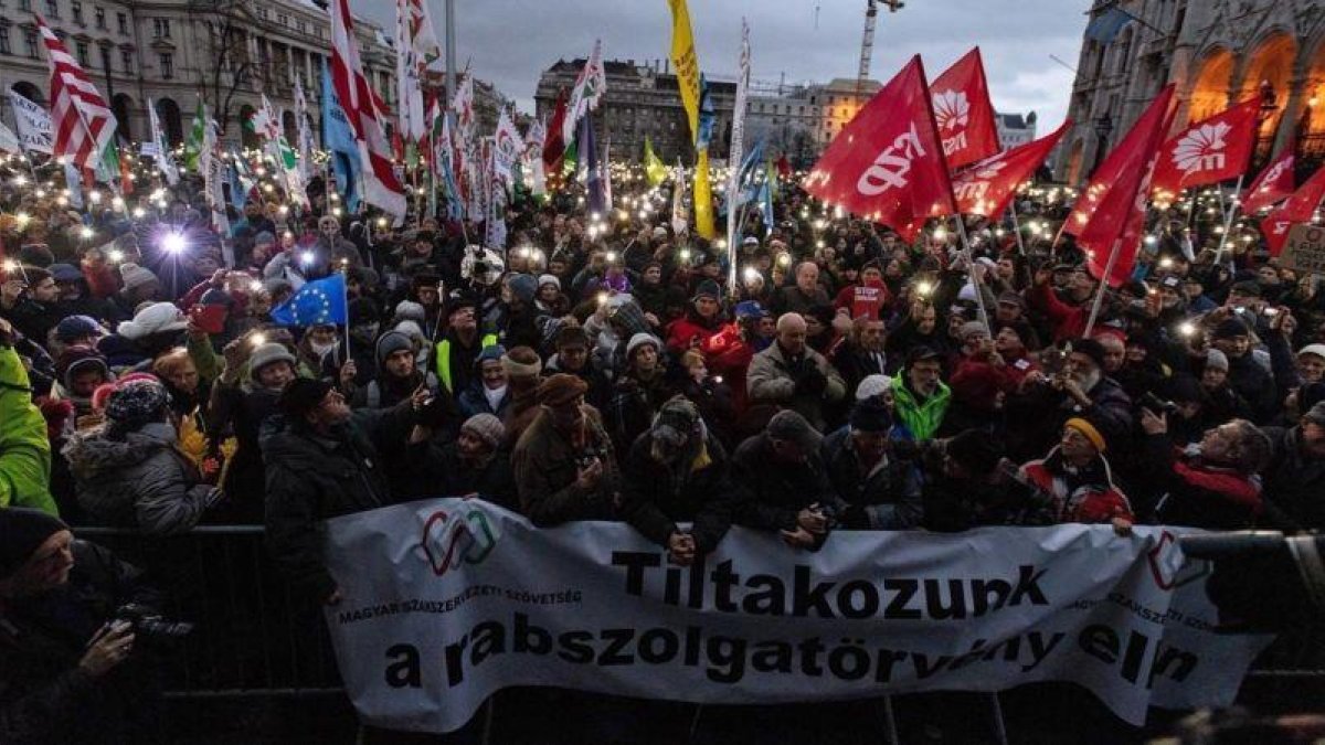 Manifestación este sábado contra la reforma laboral de Orbán frente al Parlamento en Budapest.