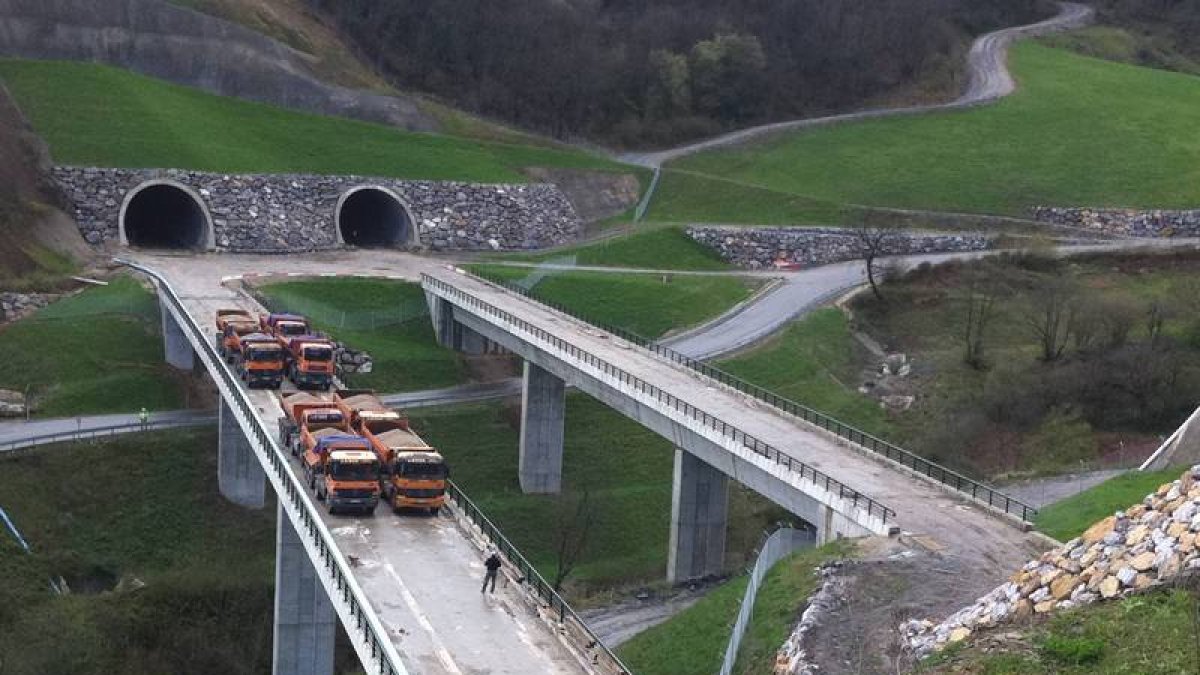 Prueba de carga en el viaducto del tramo Sotiello-Campomanes